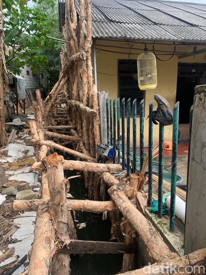 Kayu-kayu penyangga kisdam atau kolam olakan sementara pencegah banjir Jl Haji Dogol, Pondok Bambu, Duren Sawit, Jaktim, 28 April 2022. (Mulia Budi/detikcom)