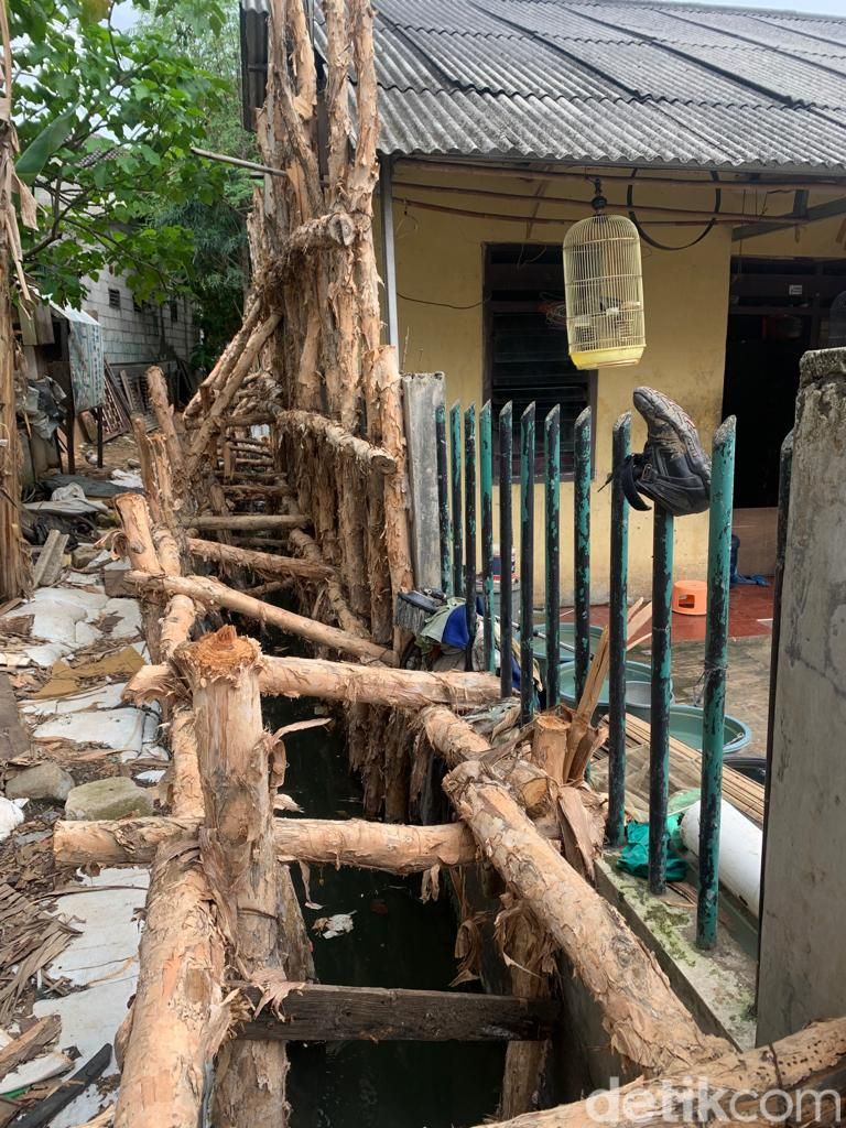 Kayu-kayu penyangga kisdam atau kolam olakan sementara pencegah banjir Jl Haji Dogol, Pondok Bambu, Duren Sawit, Jaktim, 28 April 2022. (Mulia Budi/detikcom)