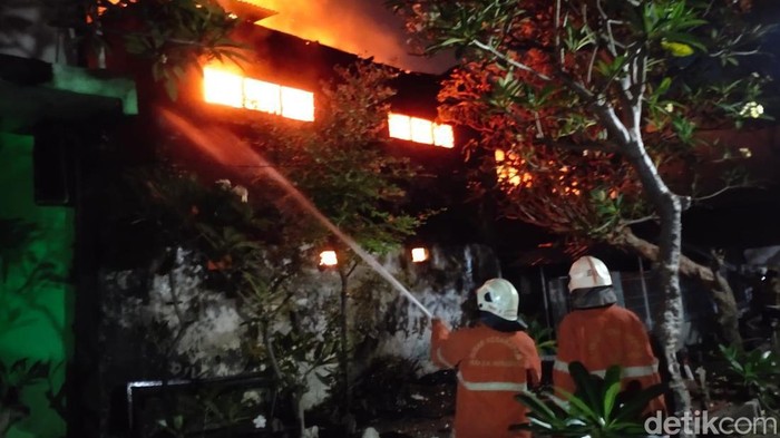 Kebakaran SDI Al Falah Surabaya, 3 ruang kelas dan 1 perpustakaan terbakar.