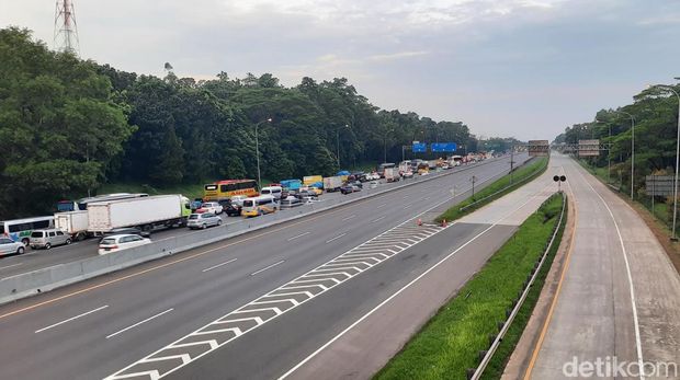 Kebijakan one way dari Tol Cikampek ke Tol Kalikangkung telah diterapkan sejak pukul 17.00 WIB. Ruas jalan tol yang mengarah ke Jakarta telah dikosongkan. (Yogi E/detikcom)