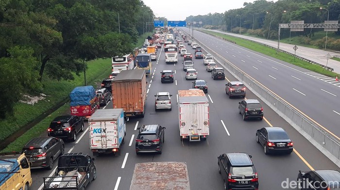 Kebijakan one way dari Tol Cikampek ke Tol Kalikangkung telah diterapkan sejak pukul 17.00 WIB. Ruas jalan tol yang mengarah ke Jakarta telah dikosongkan. (Yogi E/detikcom)