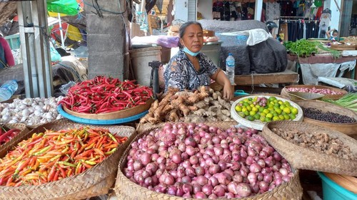 Pedagang di Pasar Anyar Singaraja sedang menunggu pembeli, Rabu (27/4/2022).