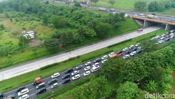 Kemacetan panjang terjadi ruas Jalan Tol Cipali dan Tol Cikampek