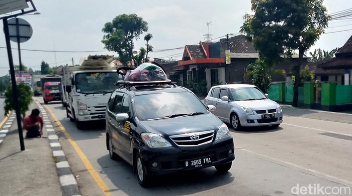 Kendaraan pemudik mulai memadati lalu lintas di Klaten, Kamis (28/4/2022).