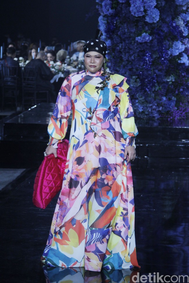 Ivan Gunawan menggunakan teknik printing di atas chiffon silk, mikado silk dan gabardine untuk koleksi Hari Raya 2022. Sisi feminin kian terasa berkat full beads lace dengan flower embroidery. Sementara untuk menonjolkan sisi edgy, Ivan menggunakan teknik beading atau payet 3D. Ia pun menjadikan siluet A line dan loose dress sebagai primadona sebagai tren baju Lebaran 2022. Foto: Mohammad Abduh/Detikcom.