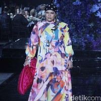 Ivan Gunawan menggunakan teknik printing di atas chiffon silk, mikado silk dan gabardine untuk koleksi Hari Raya 2022. Sisi feminin kian terasa berkat full beads lace dengan flower embroidery. Sementara untuk menonjolkan sisi edgy, Ivan menggunakan teknik beading atau payet 3D. Ia pun menjadikan siluet A line dan loose dress sebagai primadona sebagai tren baju Lebaran 2022. Foto: Mohammad Abduh/Detikcom.