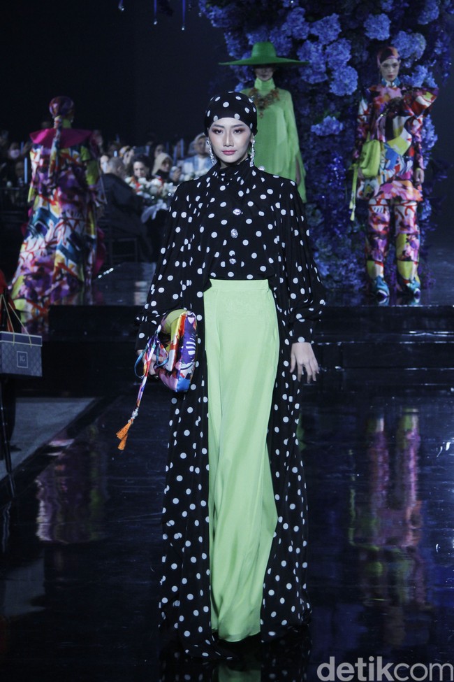 Ivan Gunawan menggunakan teknik printing di atas chiffon silk, mikado silk dan gabardine untuk koleksi Hari Raya 2022. Sisi feminin kian terasa berkat full beads lace dengan flower embroidery. Sementara untuk menonjolkan sisi edgy, Ivan menggunakan teknik beading atau payet 3D. Ia pun menjadikan siluet A line dan loose dress sebagai primadona sebagai tren baju Lebaran 2022. Foto: Mohammad Abduh/Detikcom.