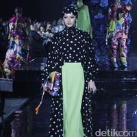 Ivan Gunawan menggunakan teknik printing di atas chiffon silk, mikado silk dan gabardine untuk koleksi Hari Raya 2022. Sisi feminin kian terasa berkat full beads lace dengan flower embroidery. Sementara untuk menonjolkan sisi edgy, Ivan menggunakan teknik beading atau payet 3D. Ia pun menjadikan siluet A line dan loose dress sebagai primadona sebagai tren baju Lebaran 2022. Foto: Mohammad Abduh/Detikcom.