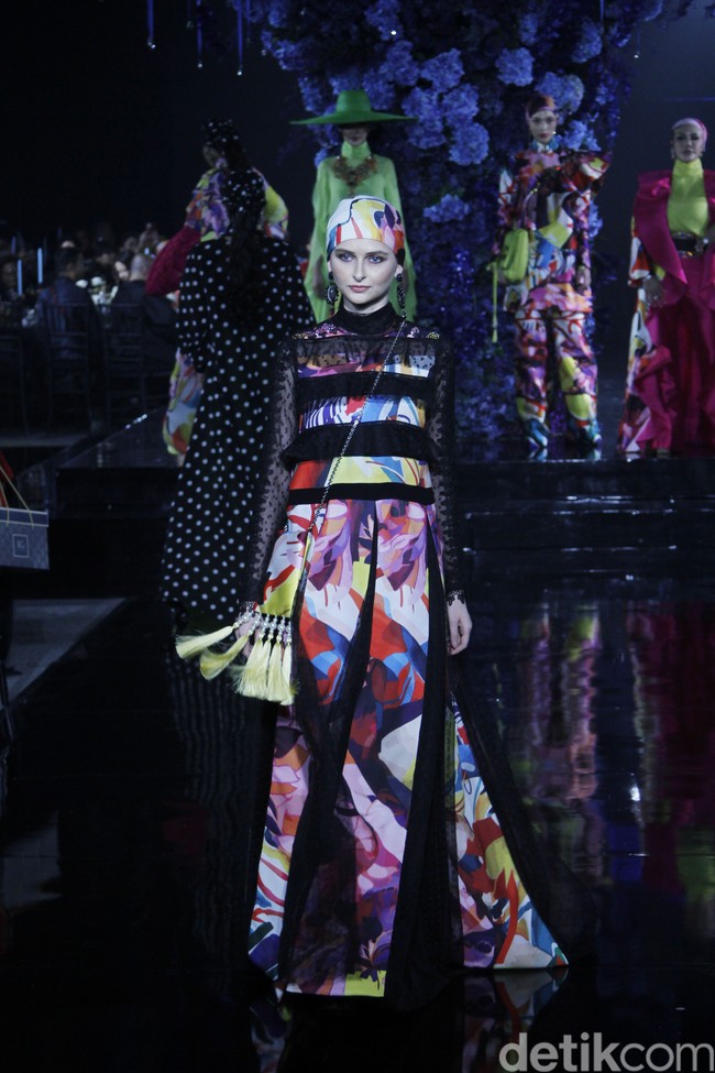 Ivan Gunawan menggunakan teknik printing di atas chiffon silk, mikado silk dan gabardine untuk koleksi Hari Raya 2022. Sisi feminin kian terasa berkat full beads lace dengan flower embroidery. Sementara untuk menonjolkan sisi edgy, Ivan menggunakan teknik beading atau payet 3D. Ia pun menjadikan siluet A line dan loose dress sebagai primadona sebagai tren baju Lebaran 2022. Foto: Mohammad Abduh/Detikcom.