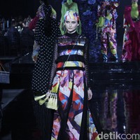 Ivan Gunawan menggunakan teknik printing di atas chiffon silk, mikado silk dan gabardine untuk koleksi Hari Raya 2022. Sisi feminin kian terasa berkat full beads lace dengan flower embroidery. Sementara untuk menonjolkan sisi edgy, Ivan menggunakan teknik beading atau payet 3D. Ia pun menjadikan siluet A line dan loose dress sebagai primadona sebagai tren baju Lebaran 2022. Foto: Mohammad Abduh/Detikcom.