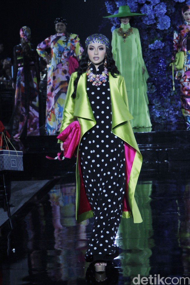 Ivan Gunawan menggunakan teknik printing di atas chiffon silk, mikado silk dan gabardine untuk koleksi Hari Raya 2022. Sisi feminin kian terasa berkat full beads lace dengan flower embroidery. Sementara untuk menonjolkan sisi edgy, Ivan menggunakan teknik beading atau payet 3D. Ia pun menjadikan siluet A line dan loose dress sebagai primadona sebagai tren baju Lebaran 2022. Foto: Mohammad Abduh/Detikcom.