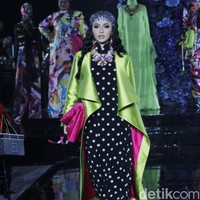 Ivan Gunawan menggunakan teknik printing di atas chiffon silk, mikado silk dan gabardine untuk koleksi Hari Raya 2022. Sisi feminin kian terasa berkat full beads lace dengan flower embroidery. Sementara untuk menonjolkan sisi edgy, Ivan menggunakan teknik beading atau payet 3D. Ia pun menjadikan siluet A line dan loose dress sebagai primadona sebagai tren baju Lebaran 2022. Foto: Mohammad Abduh/Detikcom.