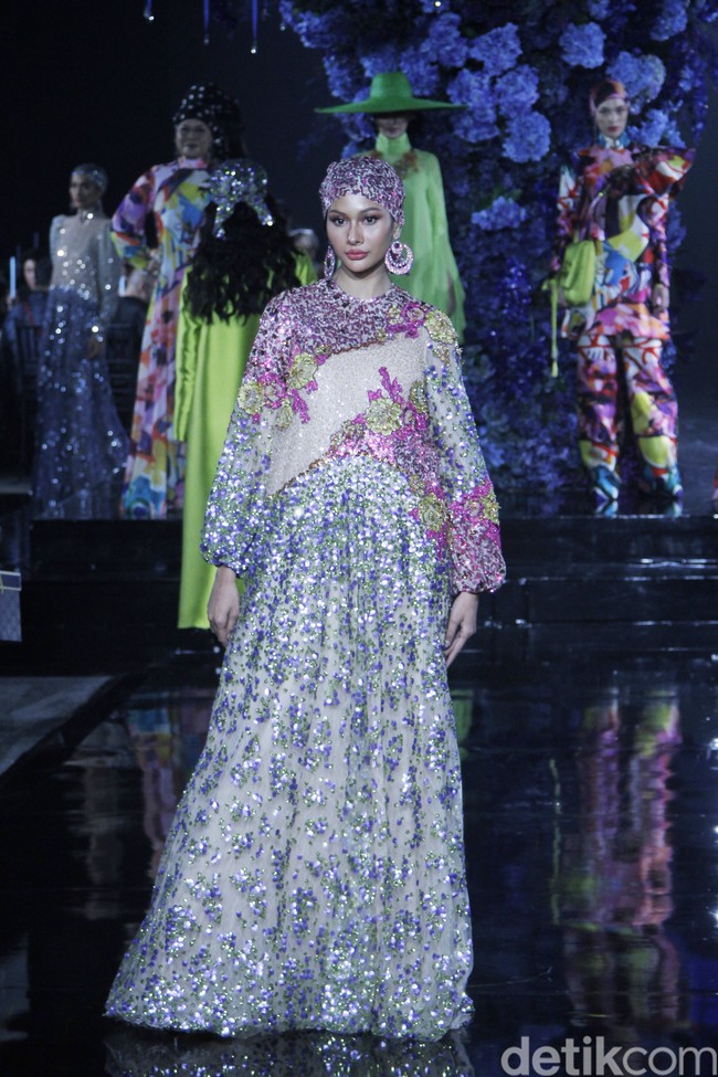 Ivan Gunawan menggunakan teknik printing di atas chiffon silk, mikado silk dan gabardine untuk koleksi Hari Raya 2022. Sisi feminin kian terasa berkat full beads lace dengan flower embroidery. Sementara untuk menonjolkan sisi edgy, Ivan menggunakan teknik beading atau payet 3D. Ia pun menjadikan siluet A line dan loose dress sebagai primadona sebagai tren baju Lebaran 2022. Foto: Mohammad Abduh/Detikcom.