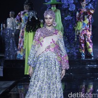 Ivan Gunawan menggunakan teknik printing di atas chiffon silk, mikado silk dan gabardine untuk koleksi Hari Raya 2022. Sisi feminin kian terasa berkat full beads lace dengan flower embroidery. Sementara untuk menonjolkan sisi edgy, Ivan menggunakan teknik beading atau payet 3D. Ia pun menjadikan siluet A line dan loose dress sebagai primadona sebagai tren baju Lebaran 2022. Foto: Mohammad Abduh/Detikcom.