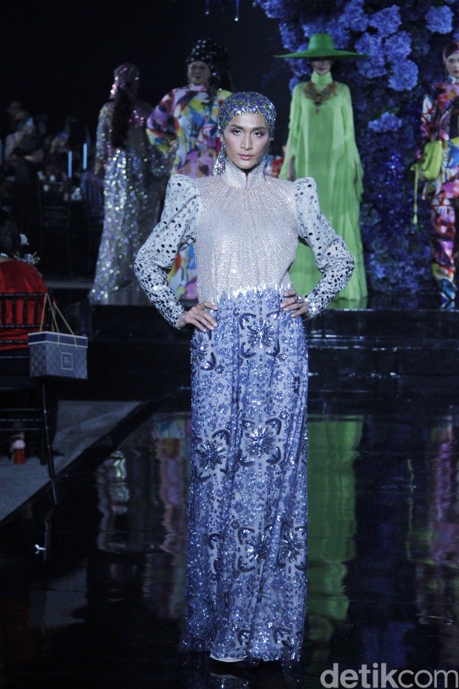 Ivan Gunawan menggunakan teknik printing di atas chiffon silk, mikado silk dan gabardine untuk koleksi Hari Raya 2022. Sisi feminin kian terasa berkat full beads lace dengan flower embroidery. Sementara untuk menonjolkan sisi edgy, Ivan menggunakan teknik beading atau payet 3D. Ia pun menjadikan siluet A line dan loose dress sebagai primadona sebagai tren baju Lebaran 2022. Foto: Mohammad Abduh/Detikcom.