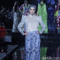 Ivan Gunawan menggunakan teknik printing di atas chiffon silk, mikado silk dan gabardine untuk koleksi Hari Raya 2022. Sisi feminin kian terasa berkat full beads lace dengan flower embroidery. Sementara untuk menonjolkan sisi edgy, Ivan menggunakan teknik beading atau payet 3D. Ia pun menjadikan siluet A line dan loose dress sebagai primadona sebagai tren baju Lebaran 2022. Foto: Mohammad Abduh/Detikcom.