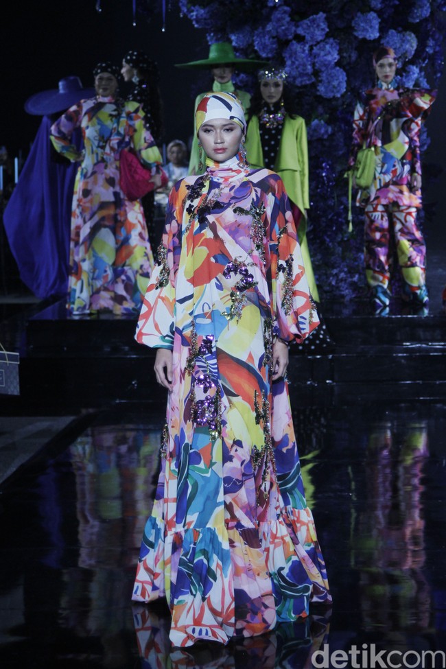 Ivan Gunawan menggunakan teknik printing di atas chiffon silk, mikado silk dan gabardine untuk koleksi Hari Raya 2022. Sisi feminin kian terasa berkat full beads lace dengan flower embroidery. Sementara untuk menonjolkan sisi edgy, Ivan menggunakan teknik beading atau payet 3D. Ia pun menjadikan siluet A line dan loose dress sebagai primadona sebagai tren baju Lebaran 2022. Foto: Mohammad Abduh/Detikcom.