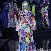 Ivan Gunawan menggunakan teknik printing di atas chiffon silk, mikado silk dan gabardine untuk koleksi Hari Raya 2022. Sisi feminin kian terasa berkat full beads lace dengan flower embroidery. Sementara untuk menonjolkan sisi edgy, Ivan menggunakan teknik beading atau payet 3D. Ia pun menjadikan siluet A line dan loose dress sebagai primadona sebagai tren baju Lebaran 2022. Foto: Mohammad Abduh/Detikcom.