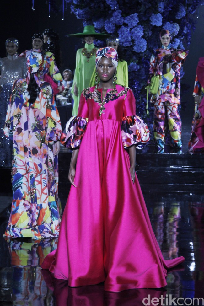 Ivan Gunawan menggunakan teknik printing di atas chiffon silk, mikado silk dan gabardine untuk koleksi Hari Raya 2022. Sisi feminin kian terasa berkat full beads lace dengan flower embroidery. Sementara untuk menonjolkan sisi edgy, Ivan menggunakan teknik beading atau payet 3D. Ia pun menjadikan siluet A line dan loose dress sebagai primadona sebagai tren baju Lebaran 2022. Foto: Mohammad Abduh/Detikcom.