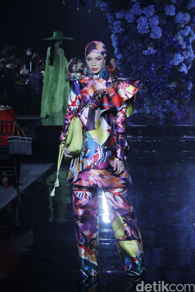 Ivan Gunawan menggunakan teknik printing di atas chiffon silk, mikado silk dan gabardine untuk koleksi Hari Raya 2022. Sisi feminin kian terasa berkat full beads lace dengan flower embroidery. Sementara untuk menonjolkan sisi edgy, Ivan menggunakan teknik beading atau payet 3D. Ia pun menjadikan siluet A line dan loose dress sebagai primadona sebagai tren baju Lebaran 2022. Foto: Mohammad Abduh/Detikcom.