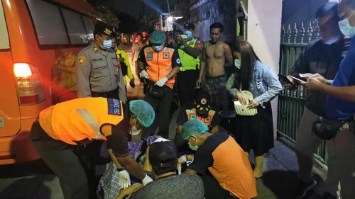 Petugas medis memberikan pertolongan korban penusukan di Jalan Tukad Petanu Gang Kuntul, Kelurahan Panjer, Kecamatan Denpasar Selatan, Kota Denpasar