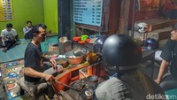 Pembeli asal Garut, Sukmawan (29) mengatakan pihaknya selalu membeli surabi tersebut dikarenakan memiliki rasa yang berbeda dari surabi yang lainnya. 