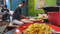 Surabi Bunderan Cibiru memiliki harga dan rasa yang bervariatif, diantaranya Surabi Telor Seblak Oncom harganya Rp 6 ribu, Surabu Telor Oncom Rp 5 ribu, Surabi Telor Polos Rp 5 ribu, Surabi Seblak Oncom Rp 3 ribu, Surabi Oncom Rp 2 ribu, Surabi Polos Rp 2 ribu, Surabi Kinca Rp 3 ribu, dan Surabi Coklat Rp 3 ribu.