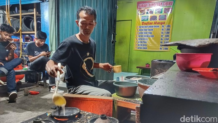 Bagi para pemudik yang akan melintasi jalur Bandung Timur pada malam hari, jika perut mengalami keroncongan bisa mencicipi Surabi Bunderan Cibiru.
