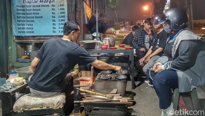 Lapar Saat Mudik, Mari Cicipi Surabi Bunderan Cibiru Bandung Bagi para pemudik yang akan melintasi jalur Bandung Timur pada malam hari, jika perut mengalami keroncongan bisa mencicipi Surabi Bunderan Cibiru.