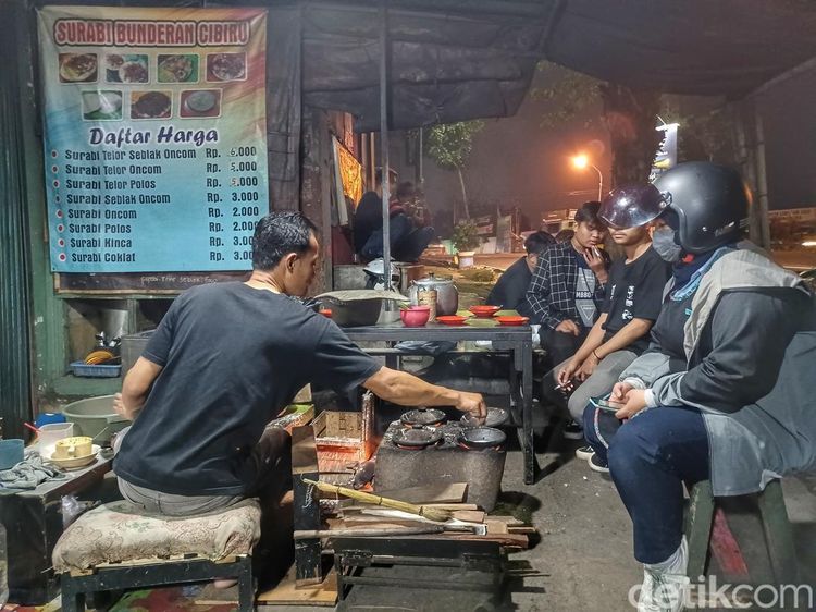 Lapar Saat Mudik, Mari Cicipi Surabi Bunderan Cibiru Bandung