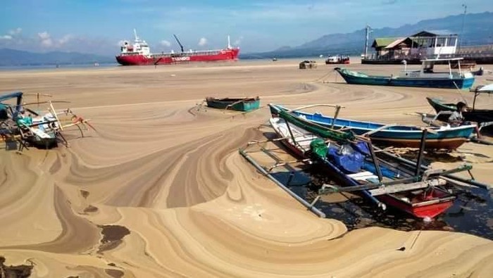 Air laut di Pantai Amahami, Kota Bima, Nusa Tenggara Barat berubah warna menjadi cokelat keputihan. Ini diduga karena tercemar limbah.