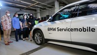 Pada acara ini, perwakilan manajemen dari BMW Group Indonesia, Allianz Worlwide Partners, serta BMW Ultima turut hadir. Mulai dari BMW Group Indonesia yang diwakili Jodie O’tania, Director of Communications, BMW Group Indonesia; Bayu Riyanto, Vice President of Sales and Network Development, BMW Indonesia; dan Ariefin Makaminan, Vice President Customer Support, BMW Group Indonesia, dari pihak Allianz Worlwide Partners oleh Liana Artanti Head of RSA & Automotive Business Development, serta dari BMW Ultima yang diwakili Peter Anugrah, President Director, BMW Ultima dan Rudy Kusmanto, Managing Director BMW Ultima.