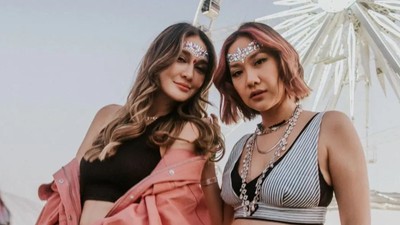 7 Potret Gaya Seksi BCL dan Luna Maya Nonton Coachella yang Tuai Kontroversi