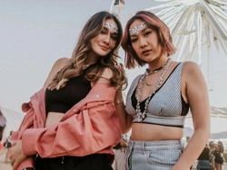 7 Potret Gaya Seksi BCL dan Luna Maya Nonton Coachella yang Tuai Kontroversi