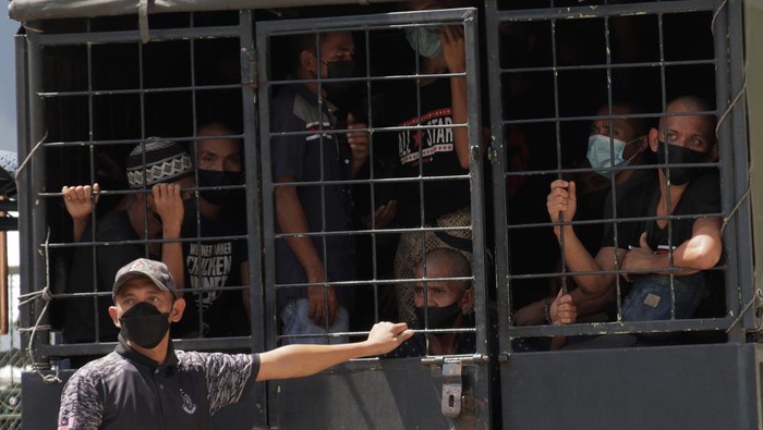 MALAYSIA DEPORTASI PMI BERMASALAH Dua Pekerja Migran Indonesia (PMI) bermasalah berjalan memasuki halaman Pos Lintas Batas Negara (PLBN) Entikong di Kabupaten Sanggau, Kalimantan Barat, Kamis (28/4/2022). Pemerintah Malaysia melalui Depot Tahanan Imigresen Semuja Sarawak mendeportasi 157 PMI bermasalah melalui PLBN Entikong karena telah melanggar undang-undang keimigrasian setempat. ANTARA FOTO/Jessica Helena Wuysang/tom.