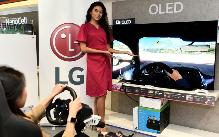 Marak Dunia Gaming, LG Bidik Segmen Gamer Ditengah gencarnya kompetisi pabrikan lain mempromosikan kualitas gambar TV dengan membidik pasar penikmat sinema, PT. LG Electronics Indonesia (LG) justru membuat langkah berbeda. Demi mempromosikan TV OLED miliknya, merek elektronik asal Korea ini menggelar LG OLED Gaming Experience Zone.
