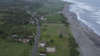 Foto udara kendaraan melintas di Jalur Pantai Selatan (Pansela) Kabupaten Garut, Jawa Barat, Rabu (27/4/2022).