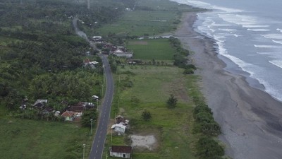Melintasi Jalur Alternatif Pansela, Pemandangannya Pantai Lho
