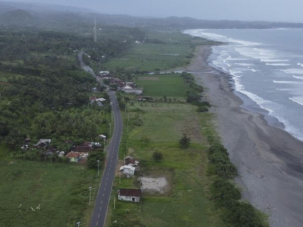 Melintasi Jalur Alternatif Pansela, Pemandangannya Pantai Lho
