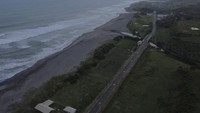 Jalur dengan jarak tempuh 1.405 kilometer ini memiliki pemandangan pantai di sisinya.