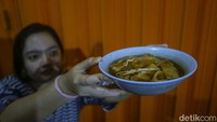 Diketahui, Timlo Maestro merupakan salah satu kuliner populer di kota Solo. Kuliner khas Solo itu terdiri dari sosis, telur, dan ati ampela Setelah dipotong-potong, tiga isian timlo itu diletakkan di dalam wadah. Kuah bening nan gurih lantas ditambahkan untuk merendam potongan sosis, telur, dan ati ampela.