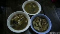 Tanpa kuah pun, tiga isian timlo itu bisa dinikmati begitu saja. Sebab, ketiganya dimasak tuntas sebelum dipadukan di dalam wadah. Sosis, misalnya. Sosis untuk isian timlo itu khas. Meskipun sama-sama berbahan ayam, tampilannya tidak sama dengan sosis ayam yang dijual bebas. Saking khasnya sosis dalam timlo itu, masyarakat menyebutnya sebagai sosis Solo.