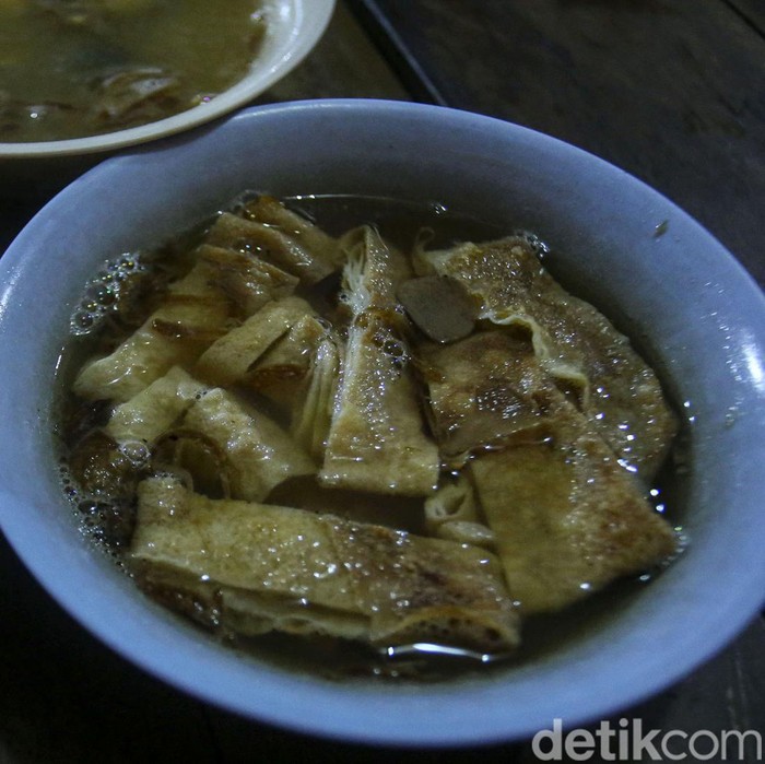 Mencicipi Kelezatan Timlo Maestro Langganan Jokowi di Solo Timlo Maestro merupakan salah satu kuliner populer di Solo. Kuliner yang terdiri dari sosis, telur, dan ati ampela ini merupakan langganan Jokowi lho.