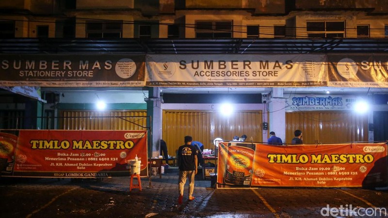 Timlo Maestro merupakan salah satu kuliner populer di Solo. Kuliner yang terdiri dari sosis, telur, dan ati ampela ini merupakan langganan Jokowi lho.