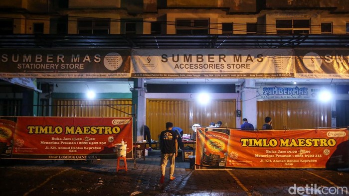 Mencicipi Kelezatan Timlo Maestro Langganan Jokowi di Solo Timlo Maestro merupakan salah satu kuliner populer di Solo. Kuliner yang terdiri dari sosis, telur, dan ati ampela ini merupakan langganan Jokowi lho.