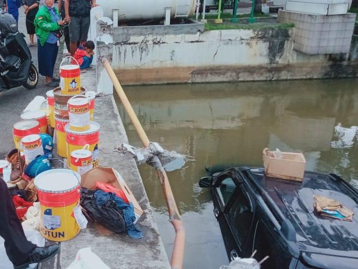 Mobil Pemudik asal Cilacap tercebur sungai di Kaligawe, Kamis (28/4/2022) sore.