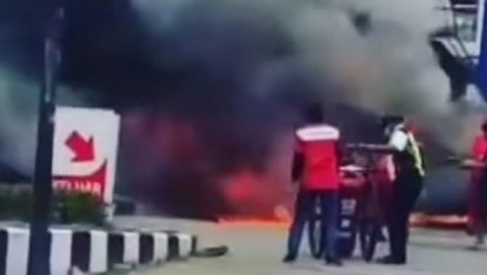 Mobil terbakar di depan SPBU Kopeng, Kabupaten Semarang, Kamis (28/4/2022).