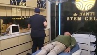 Beginilah momen Mantan Menteri BUMN, Dahlan Iskan saat menjajal Stem Cell di klinik dr Yanti. Ini merupakan sel yang memiliki potensi tinggi untuk berkembang menjadi beberapa jenis sel yang berbeda di dalam tubuh.