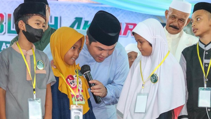 Menteri Badan Usaha Milik Negara (BUMN) Erick Thohir yang juga Pembina Umum Majelis Dzikir At-Thohir menghadiri Tabligh Akbar Dan Santunan Anak Yatim Majelis Dzikir At-Thohir di halaman kantor Gubernur Provinsi Kepulauan Bangka Belitung, Kamis (28/4/2022).