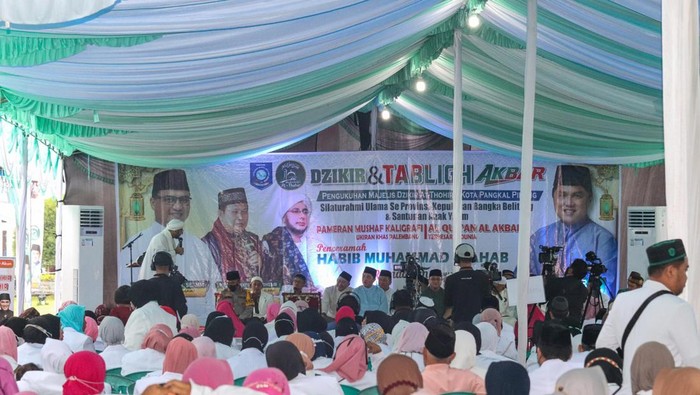 Momen Erick Thohir Hadiri Tabligh Akbar di Pangkal Pinang Menteri Badan Usaha Milik Negara (BUMN) Erick Thohir yang juga Pembina Umum Majelis Dzikir At-Thohir menghadiri Tabligh Akbar Dan Santunan Anak Yatim Majelis Dzikir At-Thohir di halaman kantor Gubernur Provinsi Kepulauan Bangka Belitung, Kamis (28/4/2022).